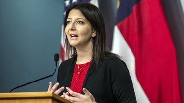La secretaria del Departamento de Salud de Carolina del Norte, la doctora Mandy Cohen, habla en una rueda de prensa sobre la respuesta del estado a la pandemia del coronavirus, el martes 22 de diciembre de 2020 en Raleigh, Carolina del Norte.&nbsp;