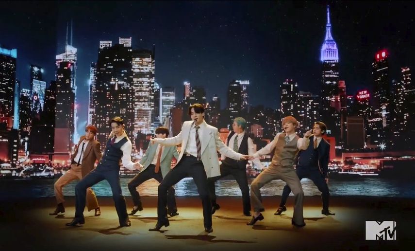 En esta captura de video emitida el domingo 30 de agosto de 2020 por MTV, BTS interpreta Dynamite durante los MTV Video Music Awards.
