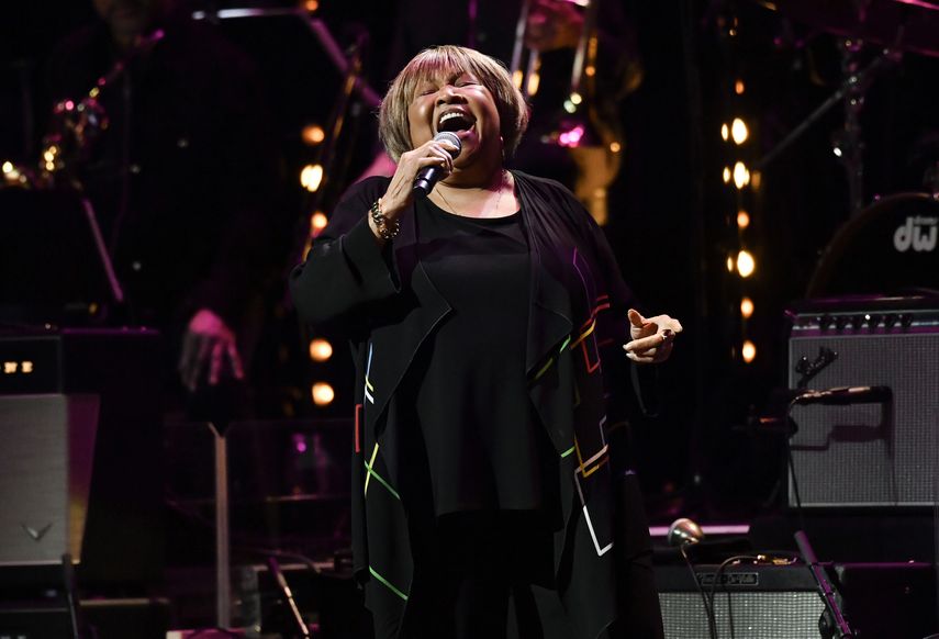 Mavis Staples canta en el concierto anual Love Rocks NYC, a beneficio de Gods Love We Deliver, el 10 de marzo de 2022 en Nueva York. Staples es una de muchas artistas que participan en la serie documental Women Who Rock, que se estrena el domingo en Epix.