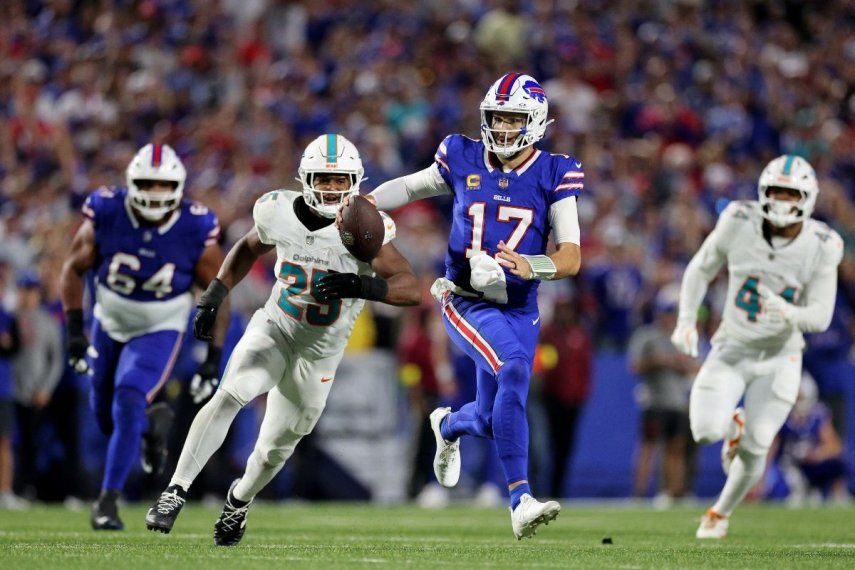 El mariscal de campo de los Bills de Búfalo, Josh Allen (17), corre con el balón durante un partido ante los Dolphins de Miami, el 18 de septiembre de 2025.