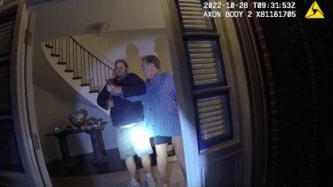 En esta imagen, tomada de una cámara corporal del Departamento de Policía de San Francisco, Paul Pelosi, derecha, esposo de la expresidenta de la Cámara de Representantes Nancy Pelosi, lucha por controlar un martillo con su atacante, David DePape durante el brutal ataque en la casa de la pareja en San Francisco, el 28 de octubre de 2022.&nbsp;