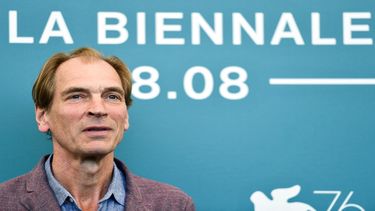 En esta foto de archivo tomada el 3 de septiembre de 2019, el actor británico Julian Sands posa durante la sesión fotográfica de la película El pájaro pintado, del director checo Vaclav Marhoul, presentada en el Festival de Venecia.