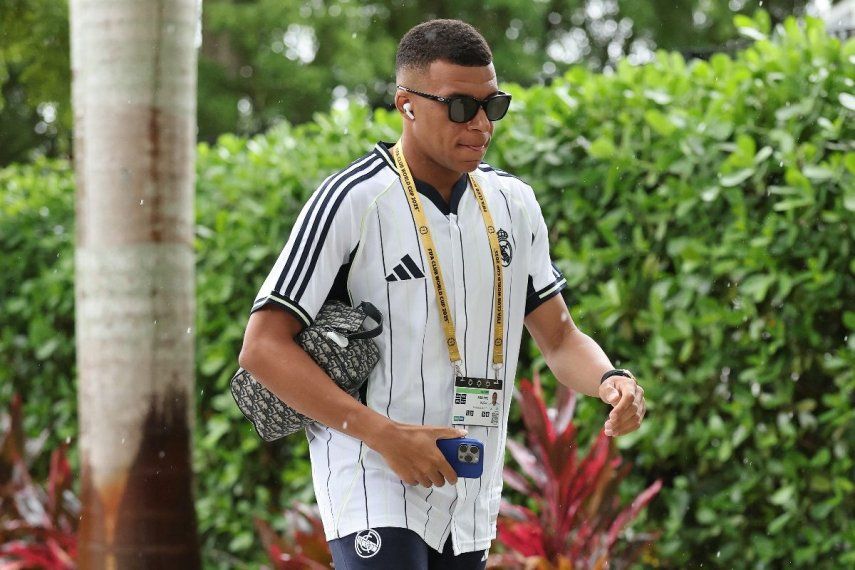 Kylian Mbappé, del Real Madrid CF, llega al estadio antes del partido de octavos de final de la Copa Mundial de Clubes de la FIFA 2025 ante la Juventus FC en el Hard Rock Stadium, el 1 de julio de 2025 en Miami Gardens, Florida.&nbsp;