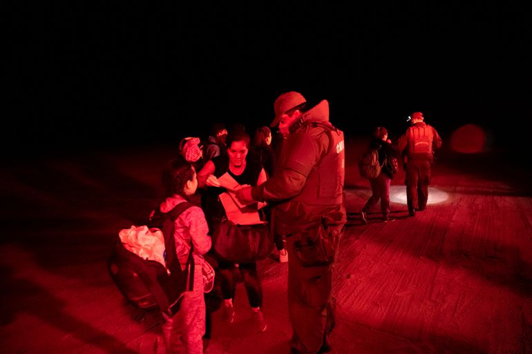 Cientos de migrantes principalmente venezolanos y haitianos ingresan a Chile cruzando ilegalmente la frontera desde Perú a diario.