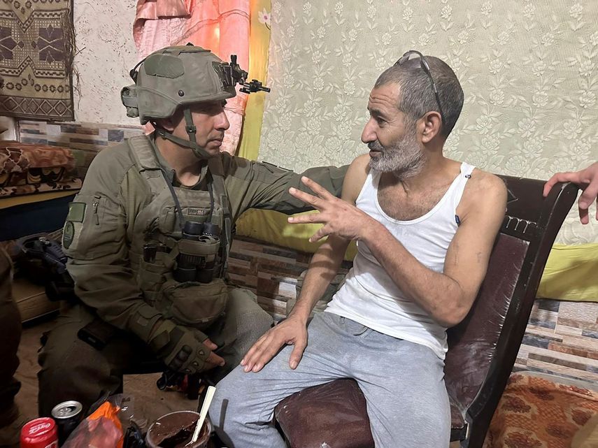 Qaid Farhan Alkadi (der), el rehén rescatado por soldados israelíes en Gaza, junto con un soldado israelí tras la misión de rescate. Foto suministrada por las Fuerzas de Defensa de Israel.&nbsp;