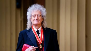 El músico británico Brian May posa con su medalla después de haber sido nombrado Knight Bachelor (caballero) durante una ceremonia de investidura en el Palacio de Buckingham, en Londres, el 14 de marzo de 2023.