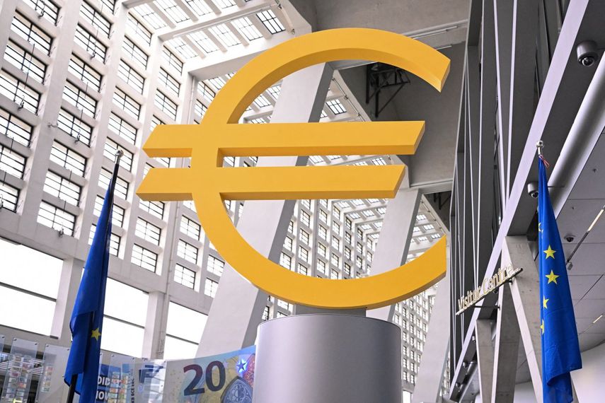 Simbología del euro frente a la sede del Banco Central Europeo en Alemania.