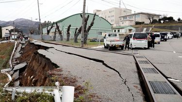 Grandes grietas en el pavimento después de una evacuación en la ciudad de Wajima, prefectura de Ishikawa, el 1 de enero de 2024, después de que un gran terremoto de magnitud 7,5 sacudiera la región de Noto en la prefectura de Ishikawa por la tarde. &nbsp;