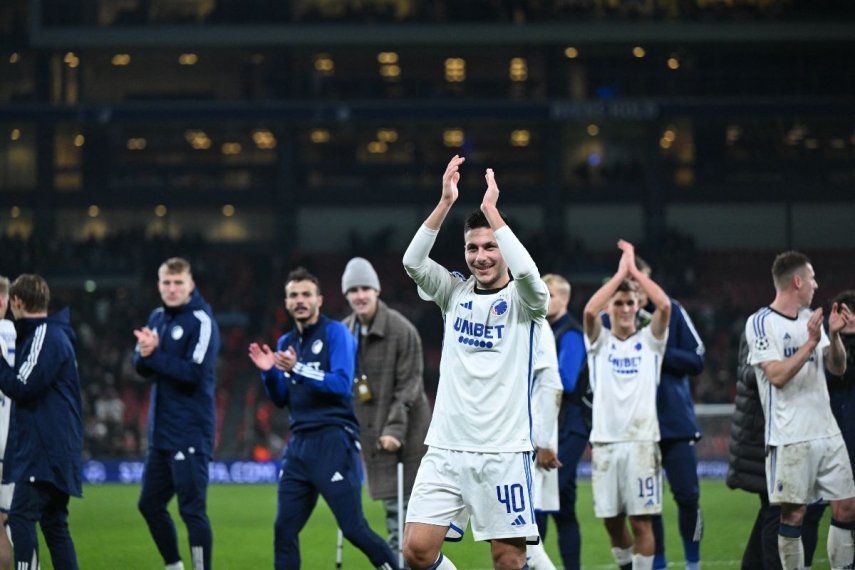 El atacante sueco Roony Bardghji, del FC Copenhagen en ese entonces, celebra con la afición tras la conclusión de un partido, el 8 de noviembre de 2023.