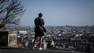 Un hombre observa el panorama desolador en el distrito turístico de Montmartre en Paris, Francia, el 31 de marzo de 2020