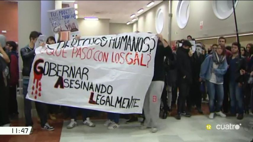 Los jóvenes portaban pancartas contra el expresidente español, Felipe González.