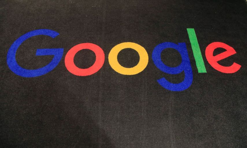 Logotipo de Google exhibido en una alfombra en la entrada de Google Francia, en París.&nbsp;