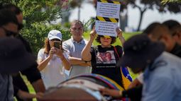 Una persona muestra un letrero de protesta durante el entierro del exteniente venezolano Ronald Ojeda en el cementerio Canaan en Santiago, Chile, el viernes 8 de marzo de 2024. De acuerdo con el fiscal Héctor Barros, Ojeda fue secuestrado el 21 de febrero y encontrado muerto enterrado a las afueras de la capital el 1 de marzo.&nbsp;