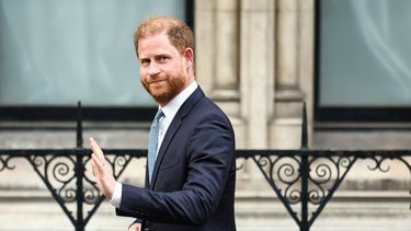 El príncipe Harry, duque de Sussex, saluda al salir del Tribunal Superior, en el centro de Londres, el 8 de abril de 2025, tras una audiencia sobre la decisión del gobierno británico de reducir su seguridad personal durante sus visitas al Reino Unido.