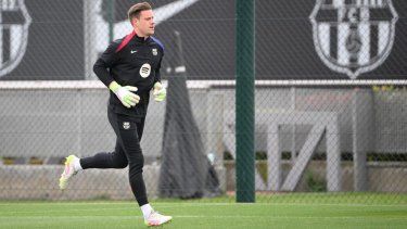 El alemán Marc-Andre Ter Stegen, del Barcelona, durante una práctica del equipo, el 10 de mayo de 2025.