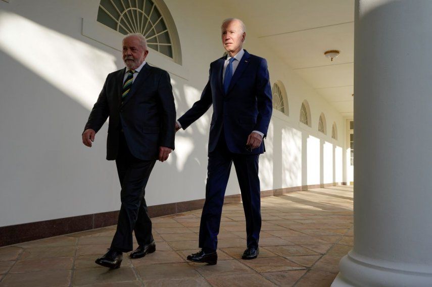 El presidente, Joe Biden, camina con el presidente de Brasil, Luiz Inácio Lula da Silva, rumbo a la Oficina Oval en la Casa Blanca.