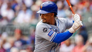 Francisco Lindor de los Mets de Nueva York batea en el tercer inning ante los Bravos de Atlanta, el lunes 30 de septiembre de 2024, en Atlanta.&nbsp;