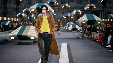 La modelo estadounidense Charlie Jones presenta una creación para el desfile de la colección femenina Primavera/Verano 2027 de Louis Vuitton, en el marco de la Semana de la Moda de París, el 6 de octubre de 2026.