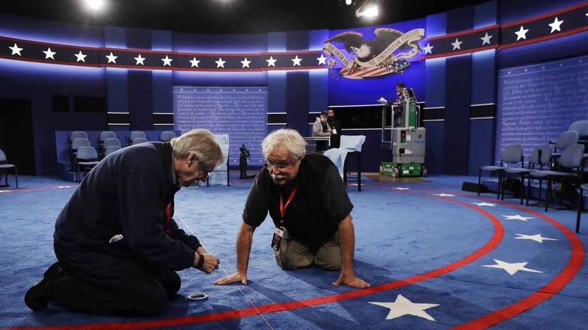 Un estadio de baloncesto del campus universitario se ha reconvertido en escenario para el debate, en el que Clinton y Trump se sentarán en dos sillas, sin podios, y estarán rodeados de unos 40 votantes indecisos