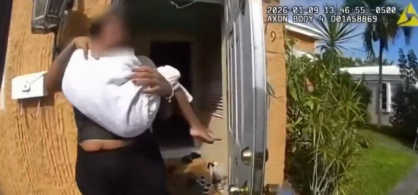 Cámaras de seguridad de la policía revelan el momento en que sacan al menor de la vivienda.