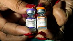 Una enfermera sostiene unos frascos de la vacuna contra el COVID-19 desarrollada por Pfizer, en Jackson, Mississippi, el martes 8 de febrero de 2022.&nbsp;