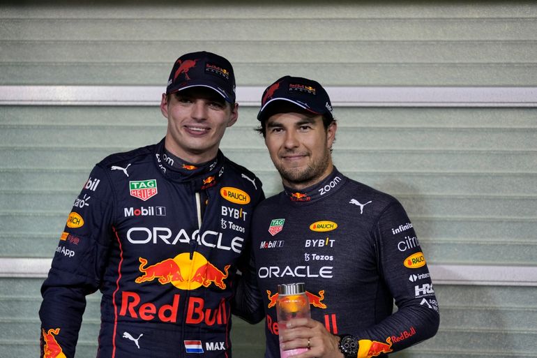 Los pilotos de Red Bull, el holandés Max Verstappen, izquierda, y el mexicano Sergio "Checo" Pérez, posan luego de la clasificación para el Gran Premio de Abu Dabi de la Fórmula 1. Verstappen ganó la pole y Pérez el segundo puesto de largada en Abu Dabi, Emiratos Árabes Unidos, sábado 19 de noviembre de 2022. 