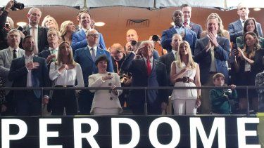 El presidente de los Estados Unidos, Donald Trump, durante la interpretación del himno nacional norteamericano en el Super Bowl 59, el 9 de febrero de 2025.