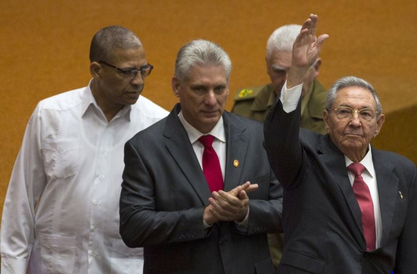 El primer secretario del Partido Comunista y Raúl Castro y el designado gobernante Miguel Díaz-Canel.