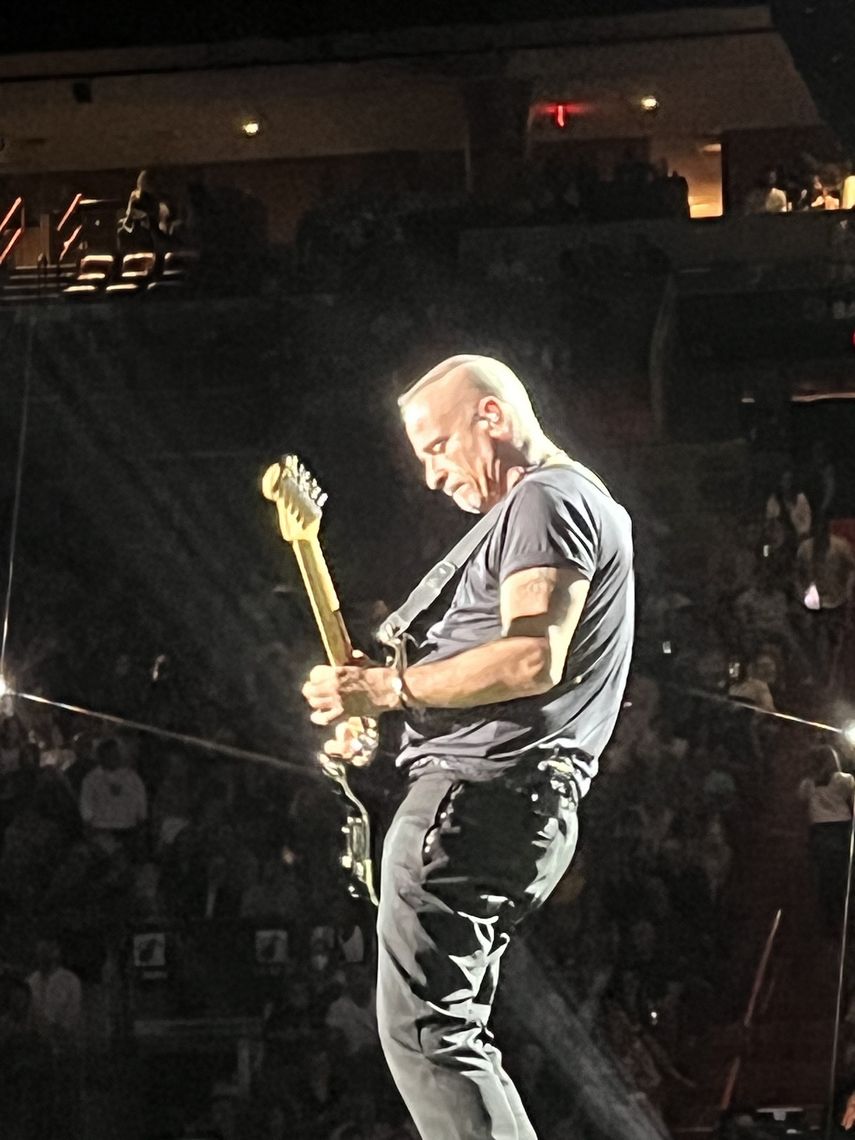 Eros Ramazzotti canta en el FTX Arena el 5 de noviembre, como parte de su gira mundial Battito Infinito (Latido Infinito).&nbsp;