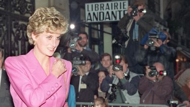 En esta foto de archivo tomada el 14 de noviembre de 1992, la princesa Diana sale de una librería en París. La BBC publicará los resultados de una investigación interna sobre cómo el periodista Martin Bashir consiguió una explosiva entrevista en 1995 con la princesa Diana.