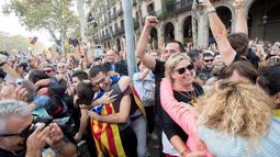 Unas 12.000 personas según la Guardia Urbana, están concentradas rodeando el parque de la Ciudadela, donde se encuentra el Parlament de Catalunya, para seguir en directo el pleno de hoy a través de tres pantallas gigantes instaladas en el Paseo Pujades, donde celebran la declaración de independencia.&nbsp;&nbsp;