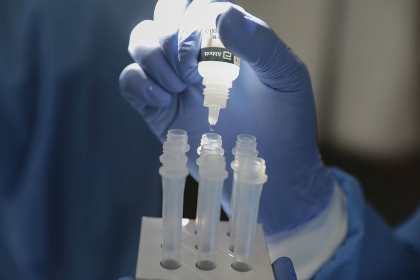 Un trabajador médico se prepara para hacer pruebas rápidas de COVID-19 en Ciudad de México, el sábado 28 de noviembre de 2020. La alcaldesa de la Ciudad de México, Claudia Sheinbaum, anunció el viernes varias medidas para multiplicar el seguimiento de casos positivos de COVID-19 debido al aumento de hospitalizaciones en la capital.