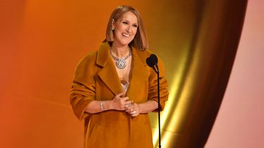 La cantante canadiense Celine Dion presenta el premio Álbum del año en el escenario durante la 66ª edición anual de los premios Grammy en el Crypto.com Arena de Los Ángeles el 4 de febrero de 2024. &nbsp; &nbsp;