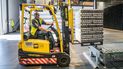 Empleado trabaja en un almacén de productos industriales. Empleado trabaja en un almacén de productos industriales.