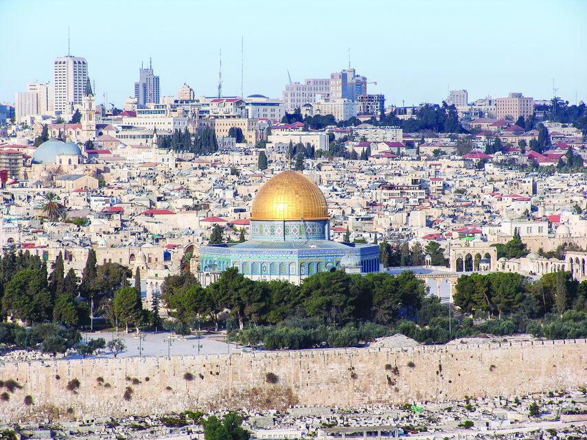 Tres veces sagrada, para judíos, cristianos y musulmanes, Jerusalén denota el rostro más tradicional del país con sus altas murallas y las calles milenarias de la Ciudad Vieja.
