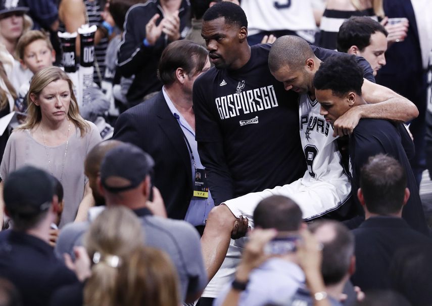 El jugador francés tuvo que abandonar el tabloncillo con la ayuda de sus compañeros.