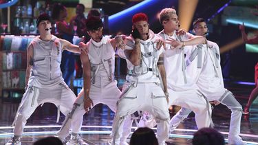 En esta foto del 17 de octubre de 2019, los integrantes de CNCO Christopher Vélez, Joel Pimentel, Richard Camacho, Zabdiel de Jesús, Erick y Brian Colón actúan en la ceremonia de los Latin American Music Awards en Los Angeles.&nbsp;