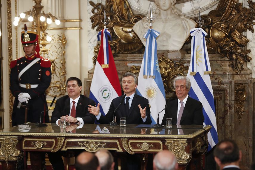 El presidente argentino, Mauricio&nbsp;Macri&nbsp;(centro), ofrece una conferencia de prensa conjunta con los presidentes de Uruguay, Tabaré Vázquez (derecha), y de Paraguay, Horacio Cartes (izquierda).