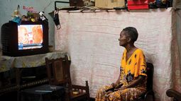 Una mujer en Cuba ve en televisión las noticias sobre las elecciones presidenciales en EEUU.