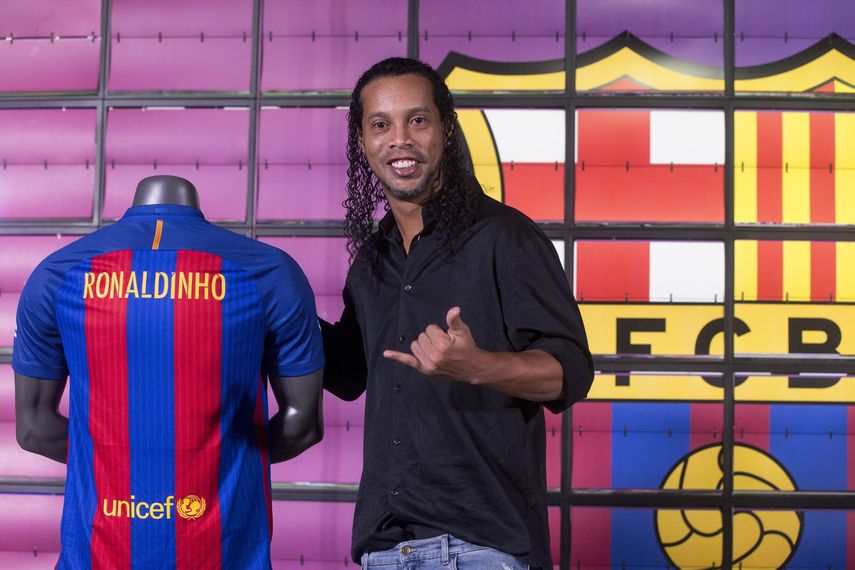 Ronaldinho fue presentado este viernes antes los medios como nuevo embajador del Barcelona