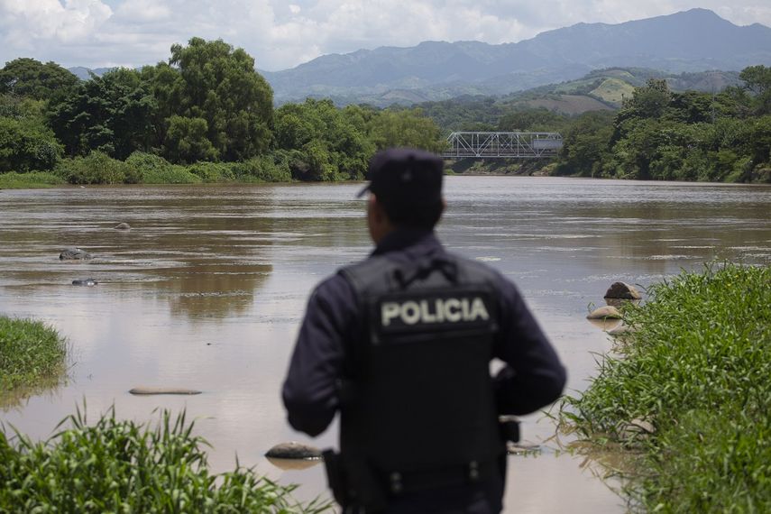 Un agente de la polic&iacute;a nacional salvadore&ntilde;a observa el r&iacute;o La Paz en la frontera con Guatemala en La Hachadura, El Salvador, el jueves 12 de septiembre de 2019.