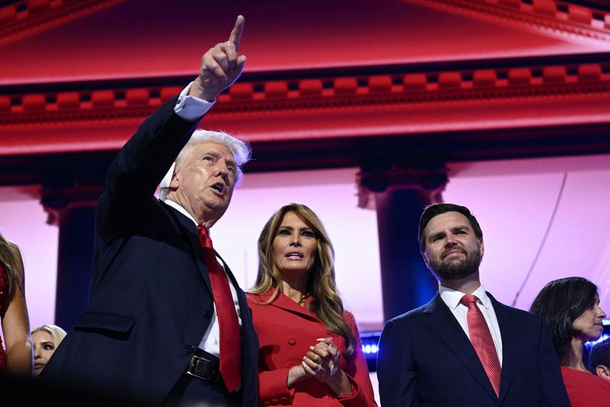 El presidente 45 de Estados Unidos Donald J. Trump junto a su esposa Melania y su compañero de fórmula JD Vance.