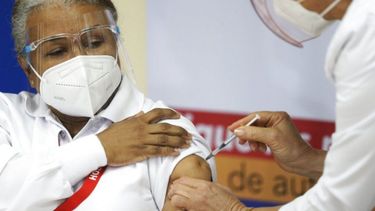 La enfermera Violeta Gaona, de 59 años, recibe una inyección de la vacuna Pfizer-BioNTech para COVID-19 en el Hospital Santo Tomas en la ciudad de Panamá, el miércoles 20 de enero de 2021, el mismo día que llegó el primer envío a Panamá.