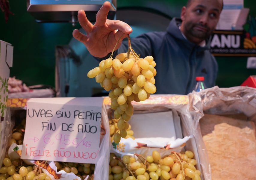 Expositor con uvas en una frutería de un mercado de abastos. A 30 de diciembre de 2024, en Sevilla (Andalucía, España).