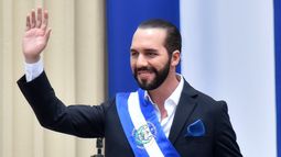 En esta foto de archivo, el presidente de Salvador, Nayib Bukele, saluda junto con su esposa Gabriela Rodríguez (fuera de cuadro), durante su ceremonia de toma de posesión en la Plaza Gerardo Barrios frente al Palacio Nacional en el centro de San Salvador.