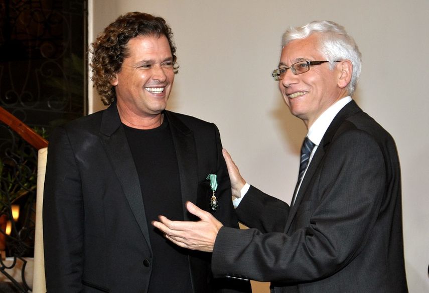 El cantante colombiano Carlos Vives (i) recibe la Orden de las Artes y Letras de Francia en el grado de Caballero de manos del embajador de Francia en Colombia, Jean-Marc Laforêt (d). EFE