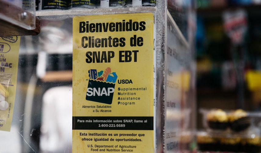 Un cartel que alerta a los clientes sobre los beneficios de los cupones de alimentos de SNAP se exhibe en un supermercado de Brooklyn el 5 de diciembre de 2019 en la ciudad de Nueva York.&nbsp;