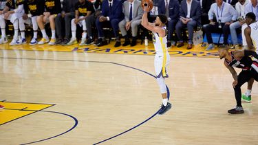 De nuevo, el base Stephen Curry mostró su mejor versión de jugador imparable en los tiros a canasta al conseguir 36 puntos, incluidos nueve triples&nbsp;