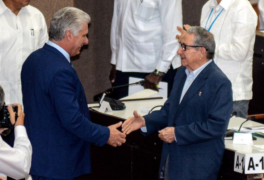 Miguel Díaz-Canel&nbsp;(i) saluda al general de ejército cubano Raúl Castro Ruz (d), primer secretario del Comité Central del Partido Comunista de Cuba (CC PCC), durante la tercera Sesión Extraordinaria de la IX Legislatura de la Asamblea Nacional del Poder Popular (ANPP) este sábado en el Palacio de Convenciones en La Habana (Cuba).&nbsp;