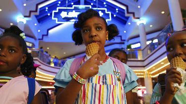 En esta imagen difundida por Netflix, Priah Ferguson, en el centro, en una escena de la tercera temporada de Stranger Things.